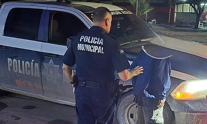 Amaga a su familia con quemarles la casa en la colonia Palo Verde