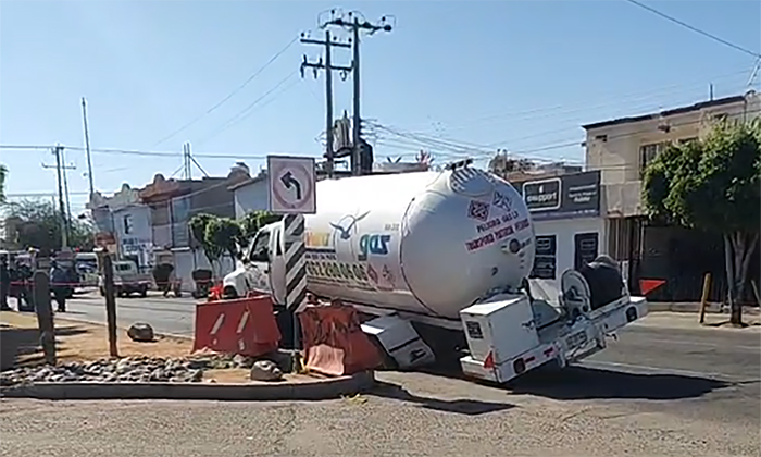 Moviliza a cuerpos de auxilio caída de pipa en socavón en la colonia Las Granjas