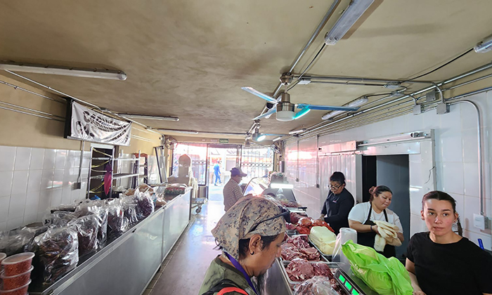 Carecen de energía eléctrica ocho locales del Mercado Municipal