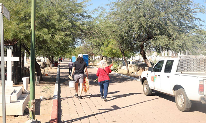 Familias llevan vida a los panteones; Recuerdan a sus angelitos