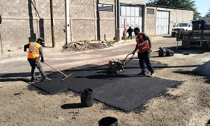 Atienden cuadrillas de bacheo 30 colonias en las zonas norte y sur de Hermosillo