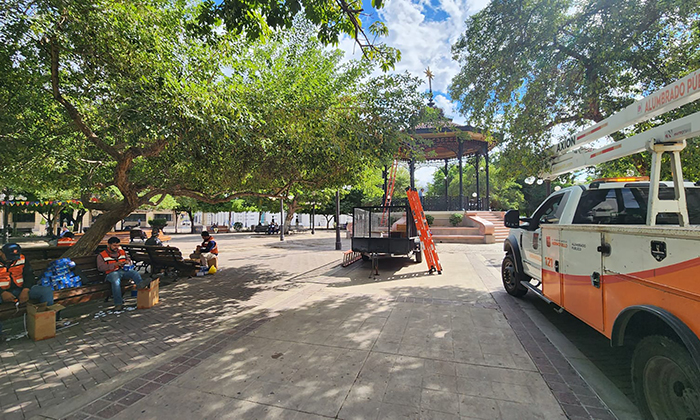 Inician instalación de decoración navideña