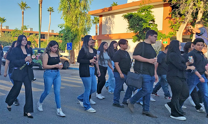 Marchan estudiantes de Unison en honor a compañera