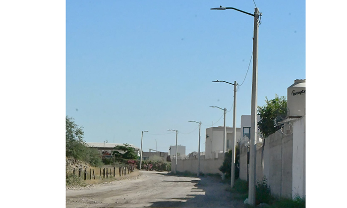Atiende solicitud de alumbrado en Eje Rosales