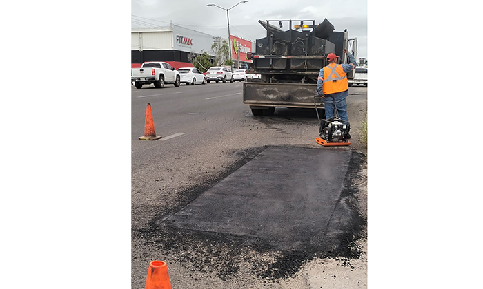 Continúan trabajos de bacheo en distintas colonias 