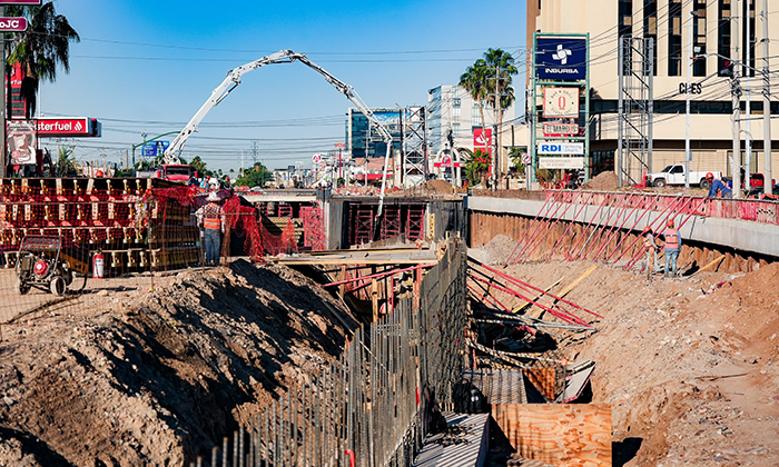 Avanza construcción de paso a desnivel en los bulevares Colosio y Solidaridad