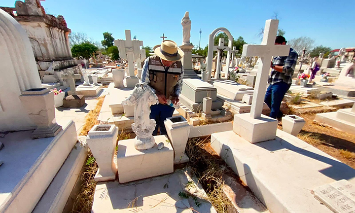 Piden no dejar recipientes con agua en tumbas; Autoridades de Salud