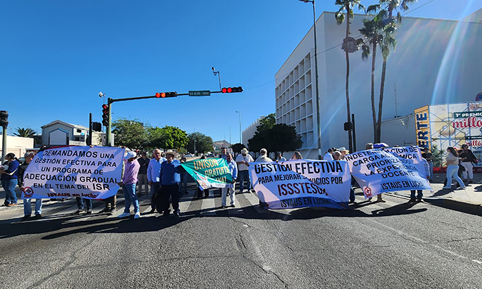 Maestros del Staus bloquean crucero y desquician tráfico en el bulevar Luis Encinas y Rosales