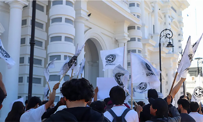 Estudiantes entregan pliego petitorio a gobernador