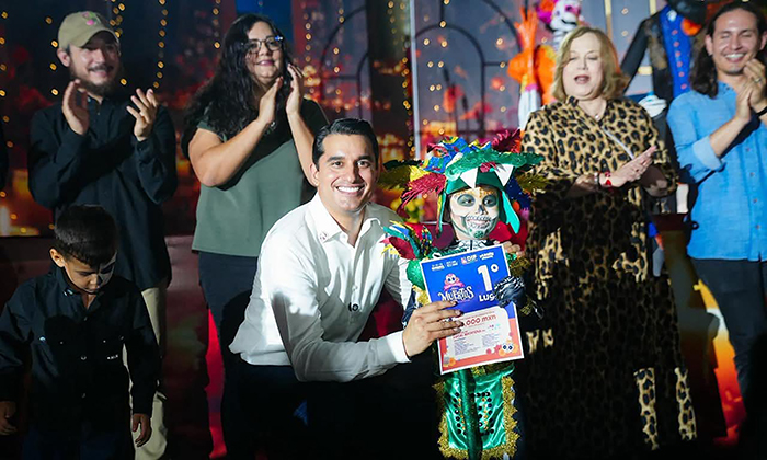 Premian a ganadores de concurso por Día de Muertos