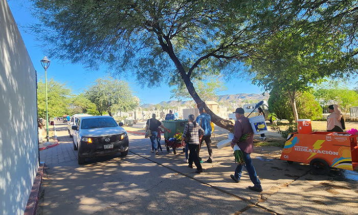 Hermosillenses mantienen vivos a sus muertos