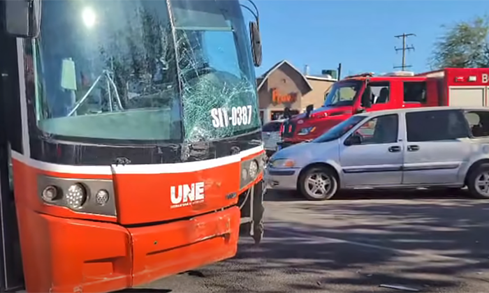 Chocan camioneta y camión urbano