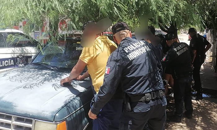 Detienen a cuatro personas con narcótico; Agentes municipales