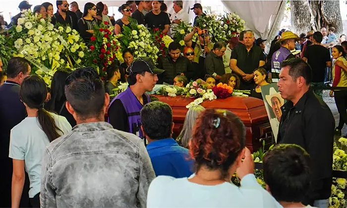 Continuará movimiento de alcalde asesinado; Anuncia viuda de Carlos Manzo