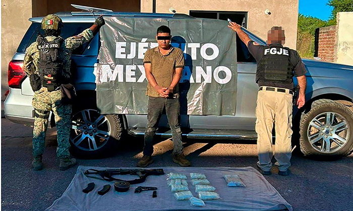 Sorprenden a joven con armas y drogas en Rosario de Tesopaco