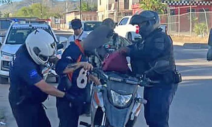 Sorprenden a dos individuos con drogas en distintas colonias