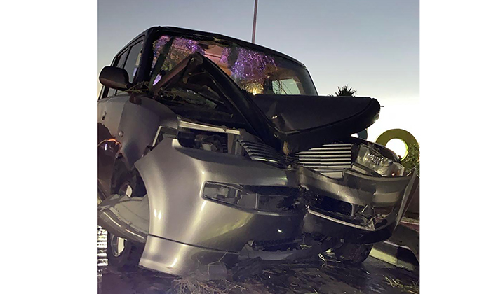 Abandonan camioneta tras choque en San Carlos