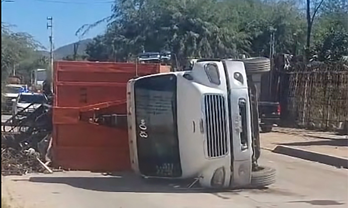 Vuelca camión cargado con chatarra en la invasión Guayacán