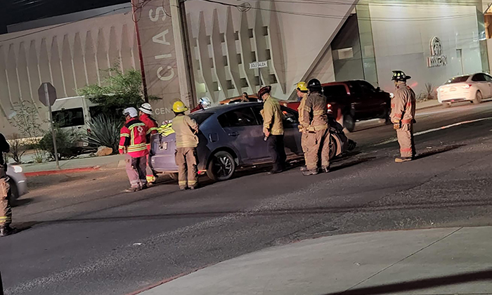 Resulta mujer herida en aparatoso choque en la colonia San Benito