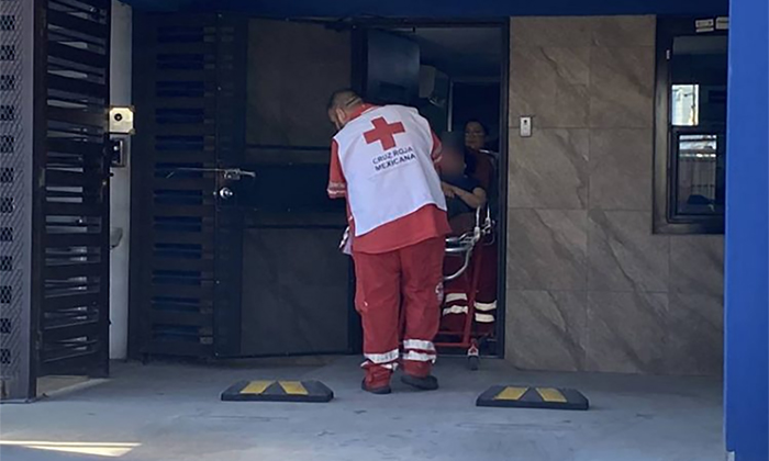 Le cae reja metálica en la cabeza a una mujer en la colonia San Benito