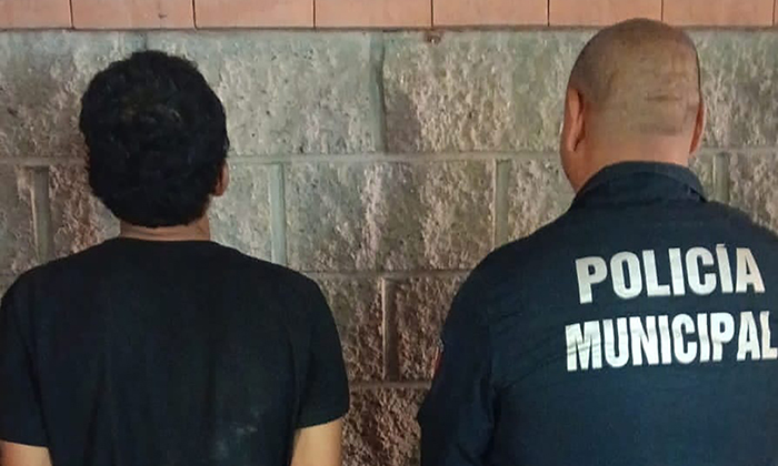 Arrestan a joven por agredir a su madre en la comisaría Miguel Alemán