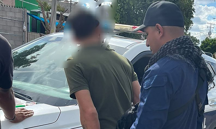Someten policías a tres personas con droga en distintas colonias