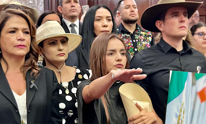 Rinde protesta Grecia Quiroz en Uruapan tras asesinato de su esposo Carlos Manzo