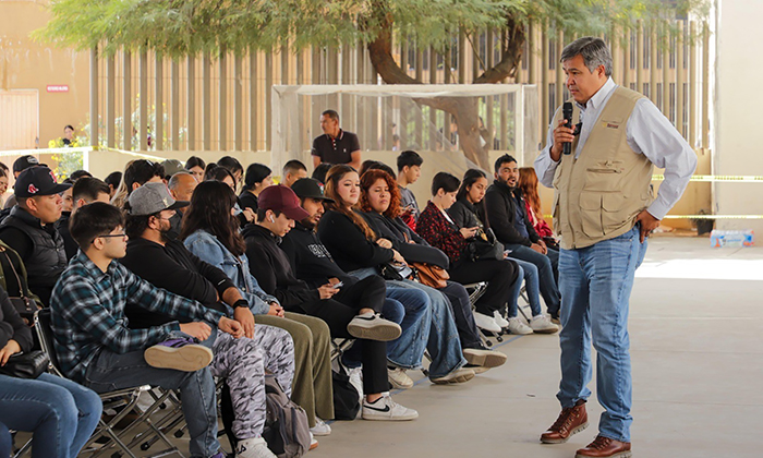 Entregan tarjetas a jóvenes construyendo el futuro