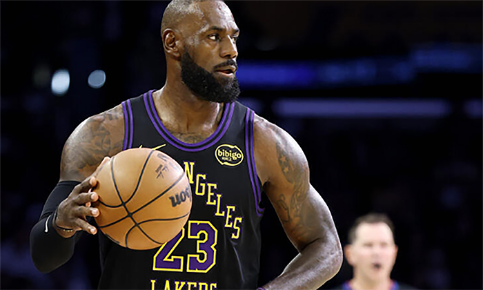 Hace historia LeBron al jugar 23 temporadas