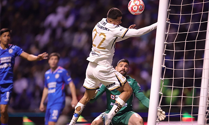 Pumas remonta y vence a Cruz Azul