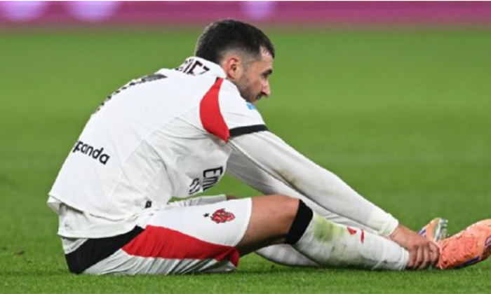 Se lesiona tobillo el mexicano Santiago Giménez; Queda fuera del AC Milán y del TRI