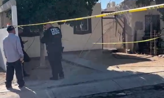 Hallan niños a su madre sin vida; sufrió una aparente sobredosis