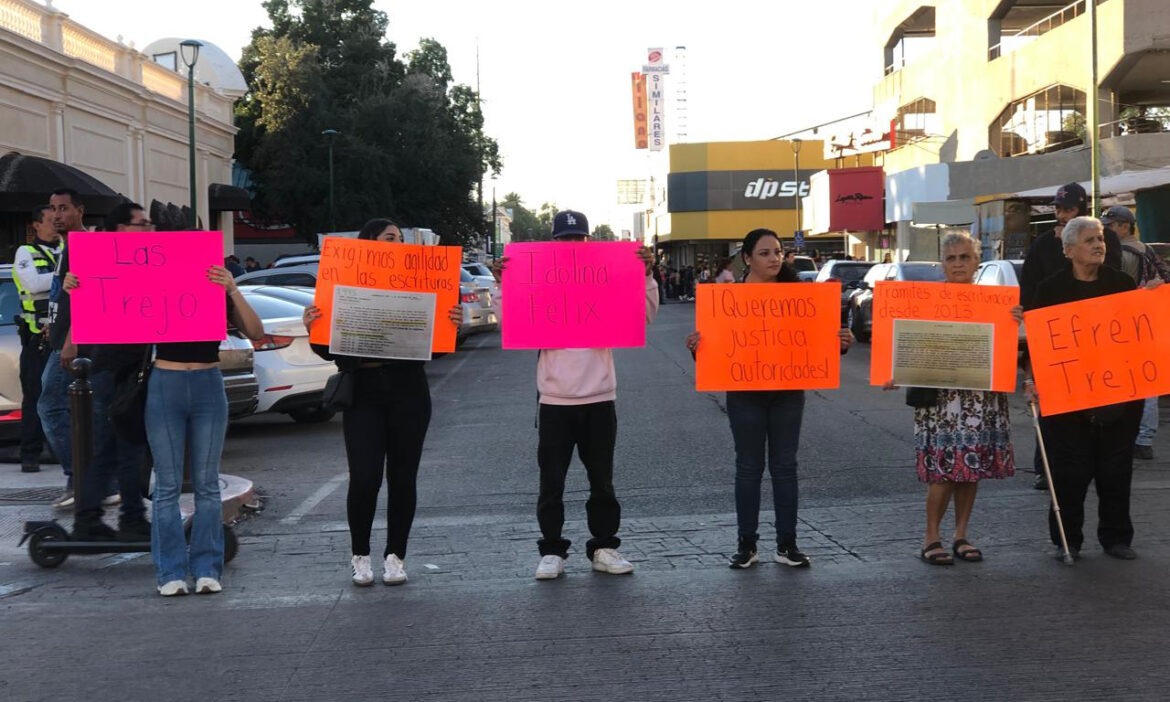 Dueña del local del Mercado cierra calles del Centro en demanda de justicia