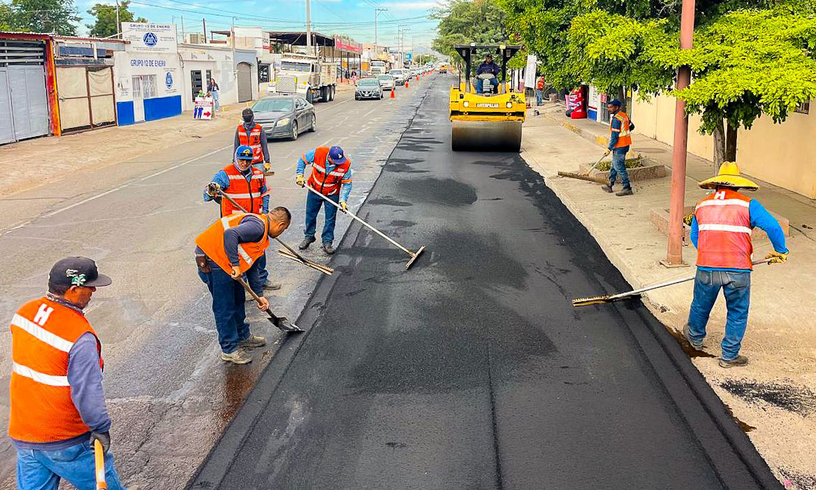 Personal del Ayuntamiento de Hermosillo realiza mantenimiento mayor en calle Monteverde