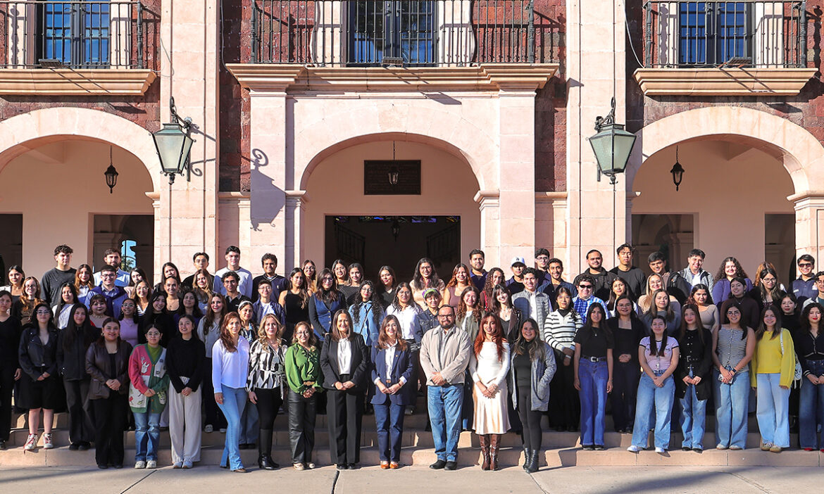 Parten universitarios a estancias académicas