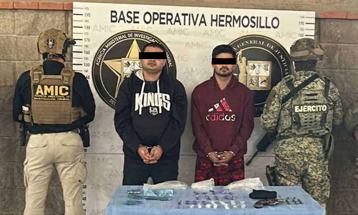 Arrestan a dos con armas y droga durante cateo