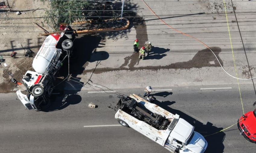 Vuelca pipa cargada con gas en la colonia Café Combate