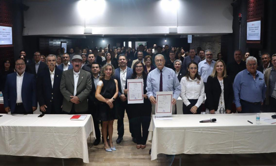 Autoridades educativas otorgan certificados de validez a escuelas de profesionistas