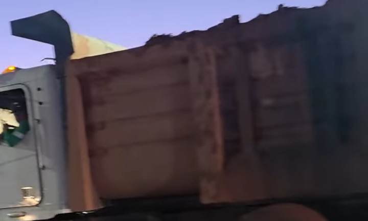 Queda auto embancado en arena en la colonia San Vicente