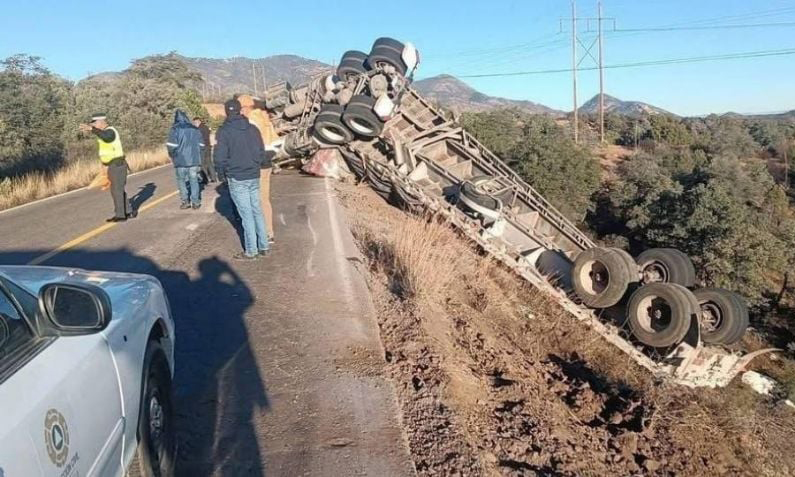 Vuelca tráiler cargado con rollos de cobre en carretera Cananea-Ímuris