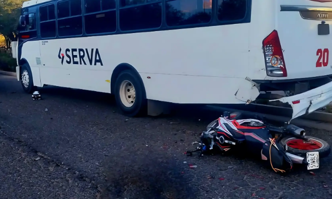 Muere motociclista al chocar con camión en Nogales