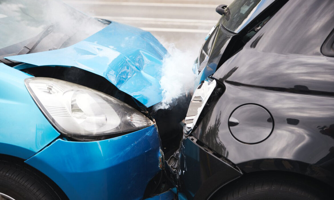 Huye conductor de auto al chocar contra vehículos en el sector Norte