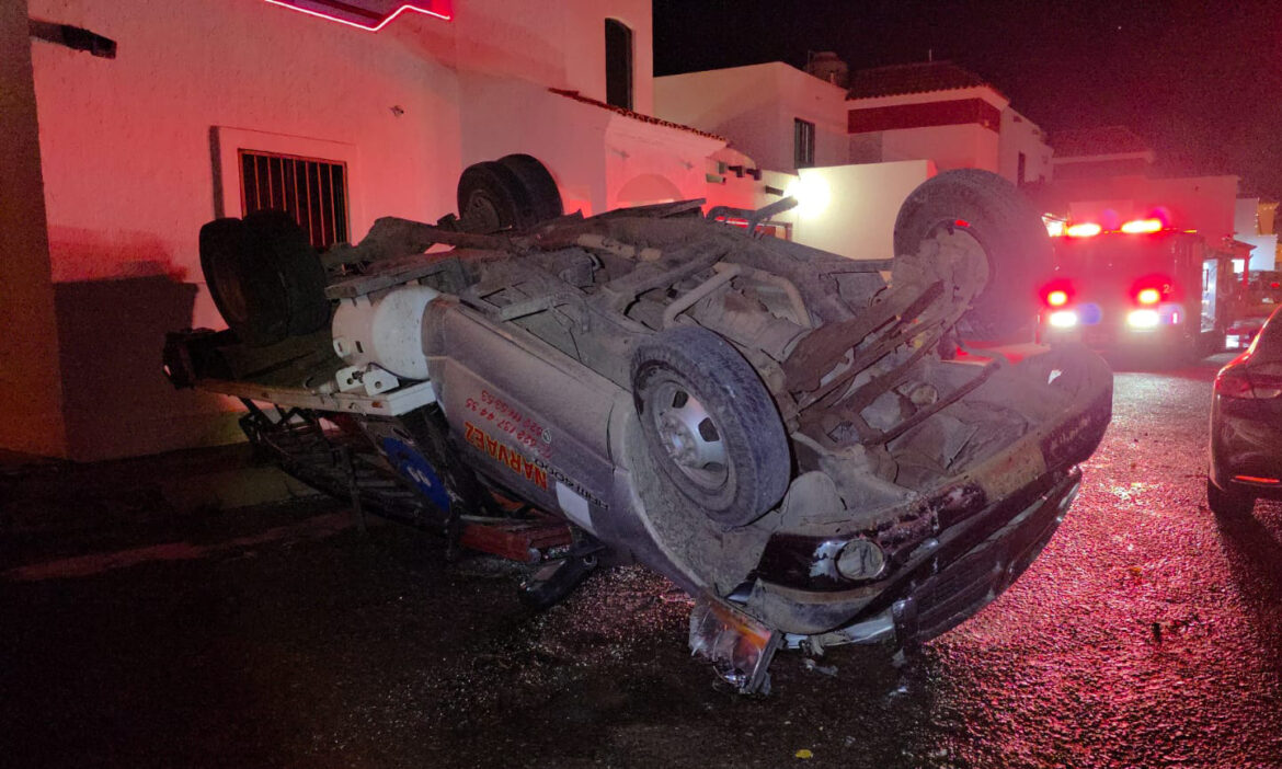 Vuelca pipa y causa cuantiosos daños en Guaymas