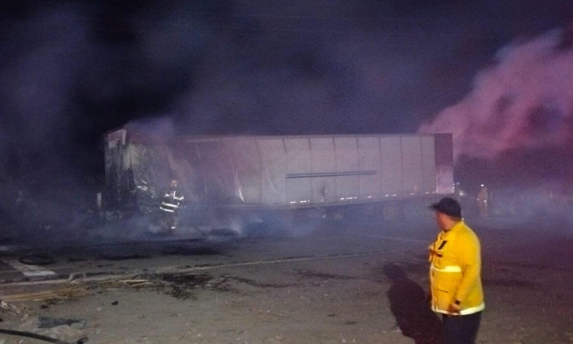 Consume incendio un tractocamión en la carretera de libramiento federal