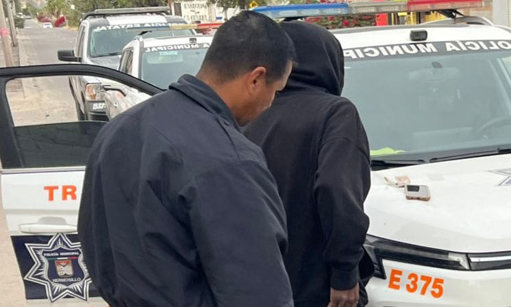 Agentes preventivos arrestan a dos individuos con armas prohibidas