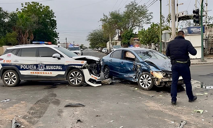 Pick up impacta sedán y patrulla en la colonia Olivares