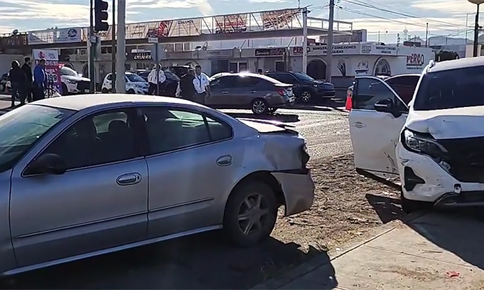 Protagonizan aparatoso choque en la colonia San Benito