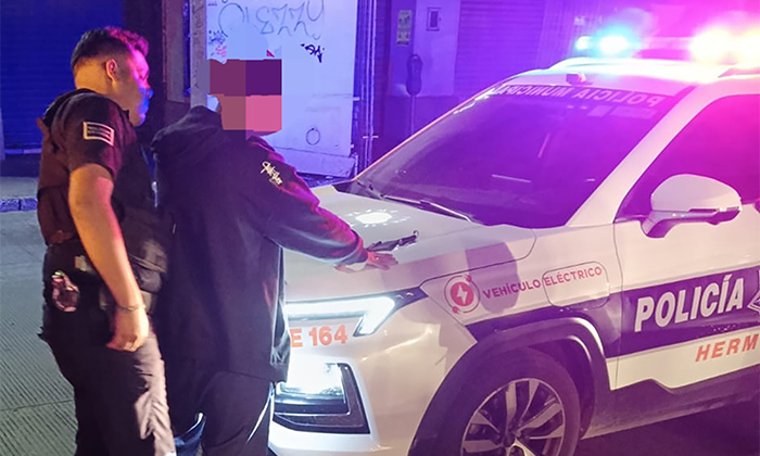 Capturan a allanador armado con pistola; Agentes municipales