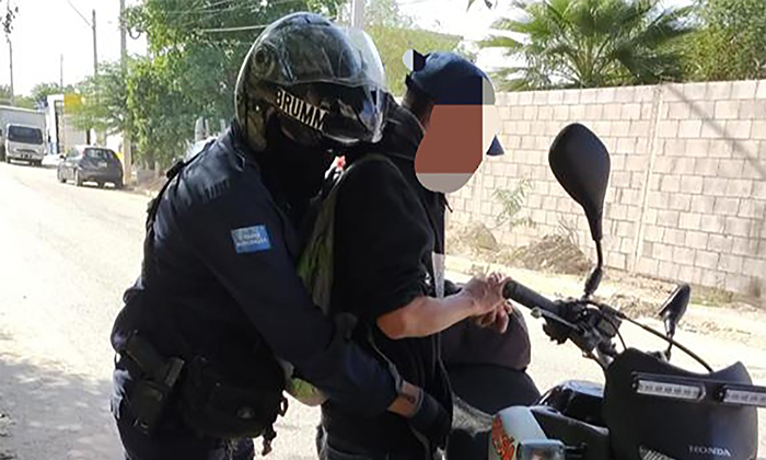 Detienen a joven a bordo de moto robada en el sector Miniparque Industrial