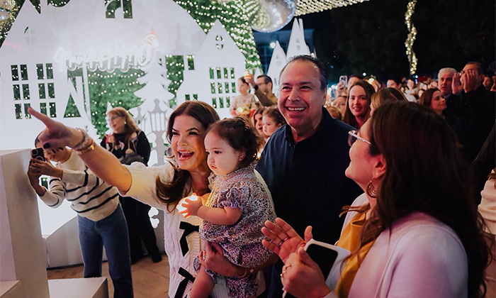 Deslumbra espectacular encendido de árbol navideño